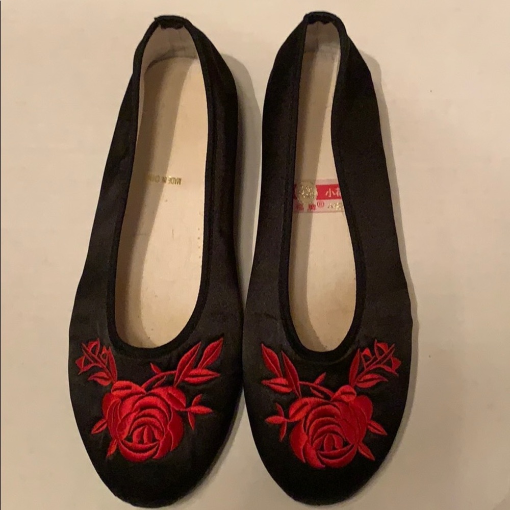 Size 41 Baby doll chopas red rose flats.